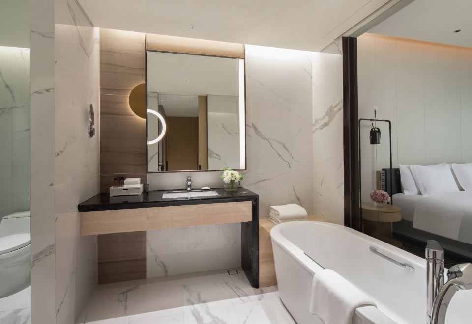 Crowne Plaza Foshan Nanhai1 King Standard Kung Fu AI Theme Lake View Room