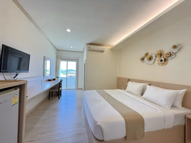 ห้องดีลักซ์ เตียงใหญ่ วิวเมือง