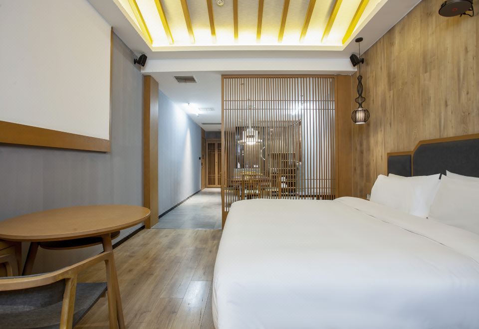 精选大床房（手机投屏+小冰箱）