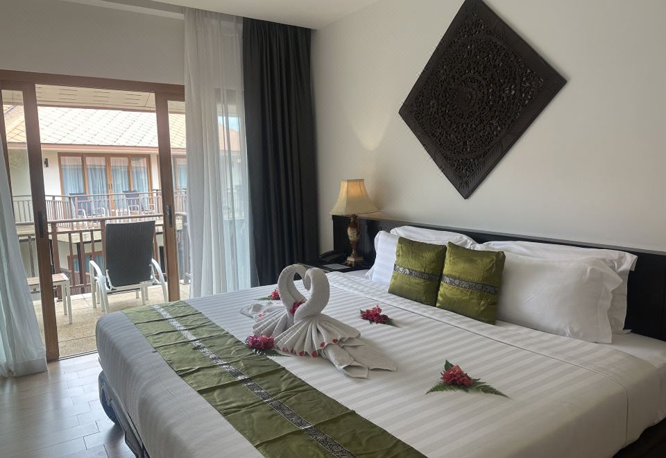 豪華泳池連通大床房-帶陽台