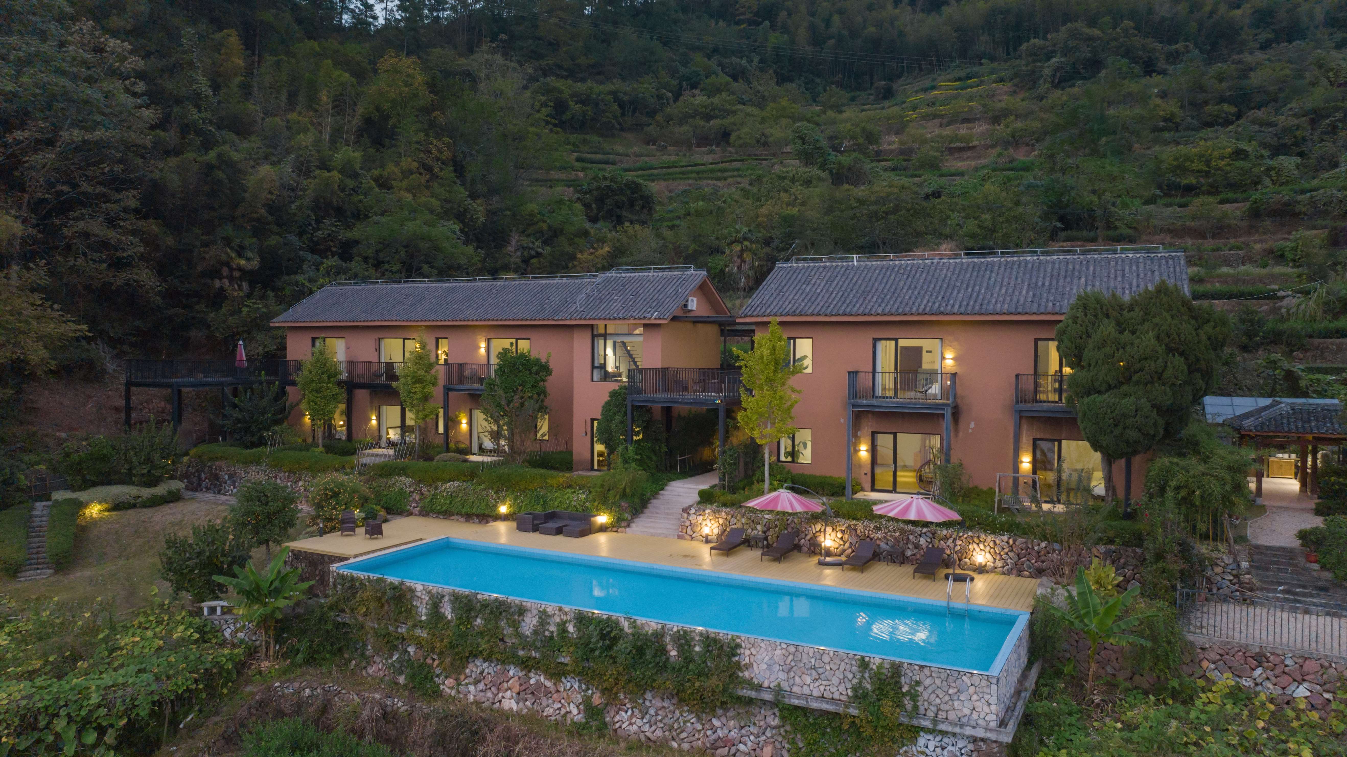 溪云里11房包栋|无边泳池|特色行廊|日光躺椅|休闲酒吧|阳光花园