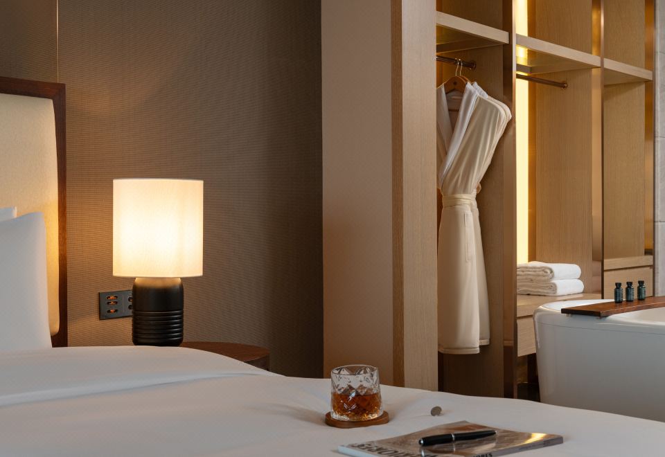 行政景观大床房丨落地窗赏喀斯特千峯+大浴缸+甜梦之床