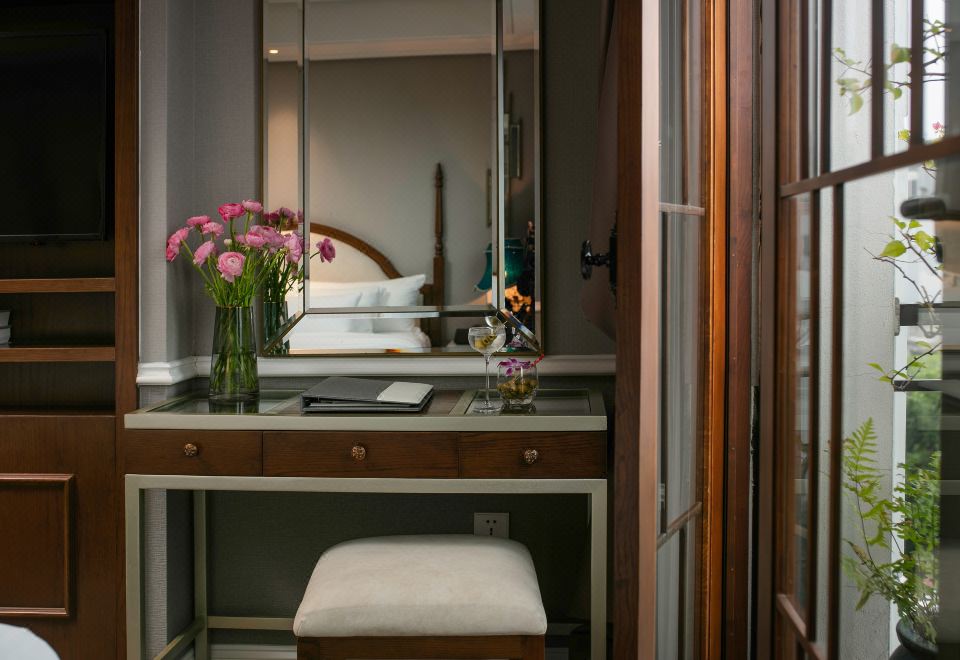 The Oriental Jade HotelThe Gem Suite with Lake View