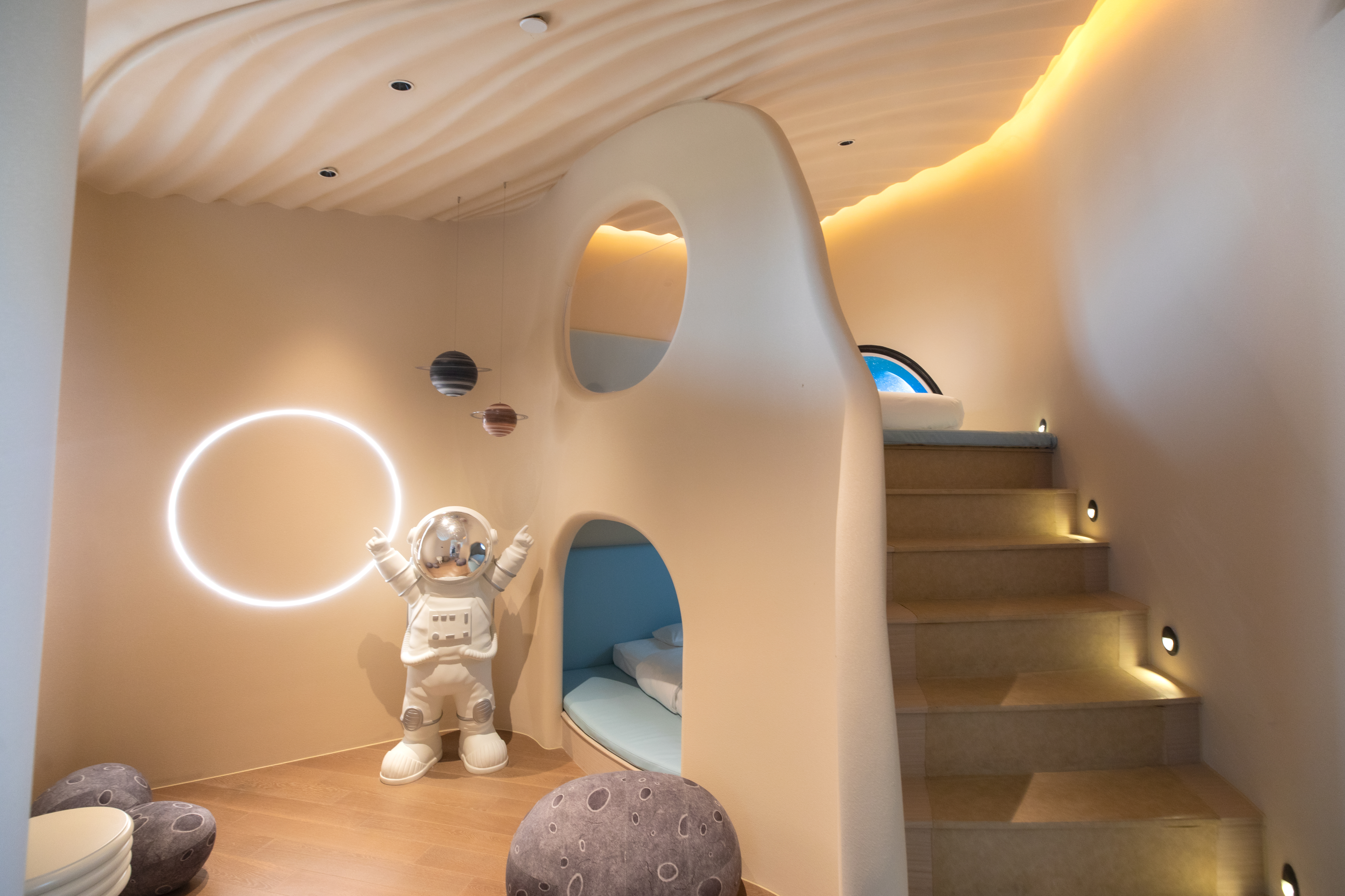 星际主题房「星际太空主题·大床+岩洞风高低床·浴缸」