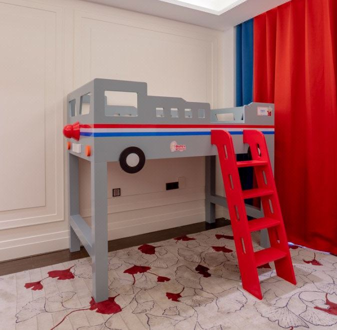 SeaView Garden Hotel QingdaoClassic Ultraman Theme Sea-view Balcony Family Room (Double Bed + Upper Bunk War Chariot Bed)