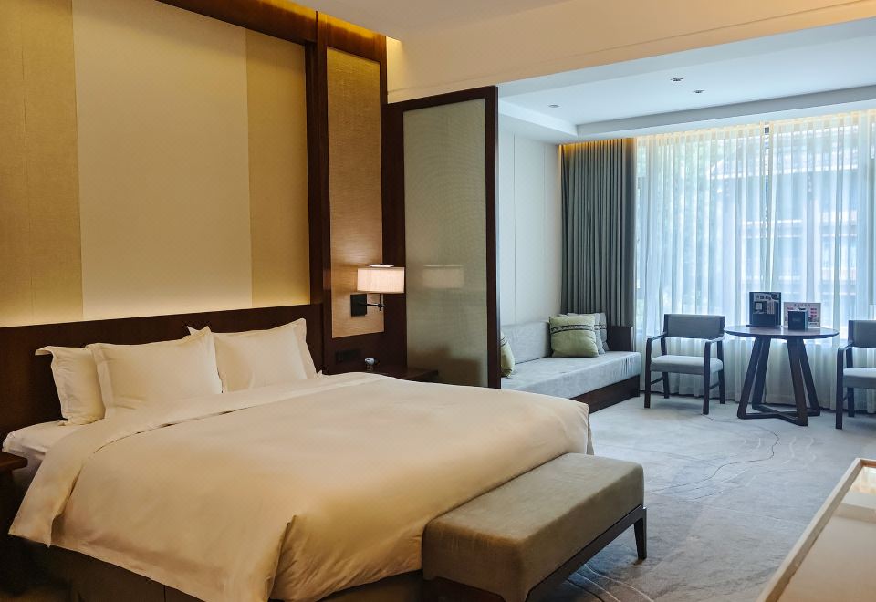 家庭三人套房（一大床两小床）