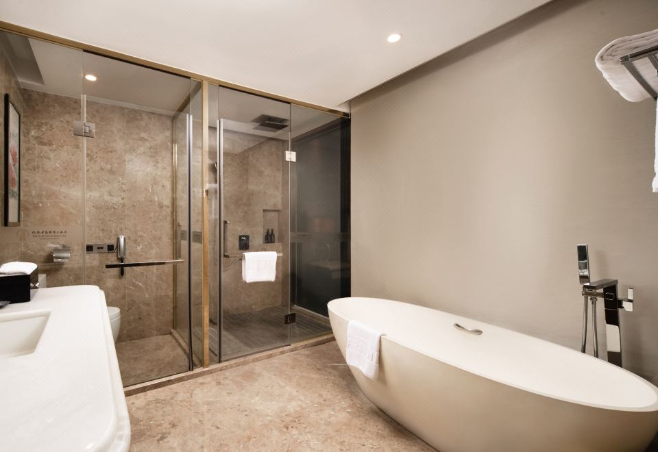 豪華大床房-高速WIFI-辦公區-深泡浴缸-全景落地窗