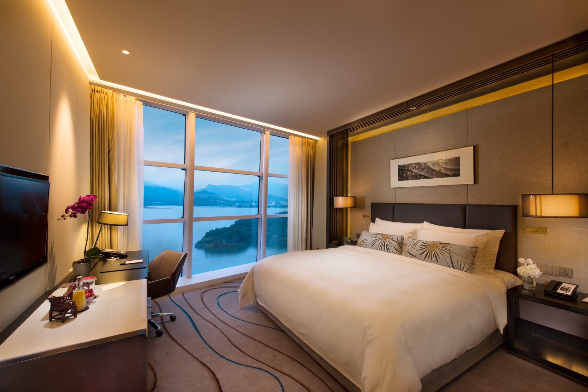 豪华湖景大床房