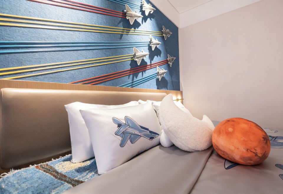 Vision Plaza Shahe Bailing BeijingAviation Theme Double Bed Room