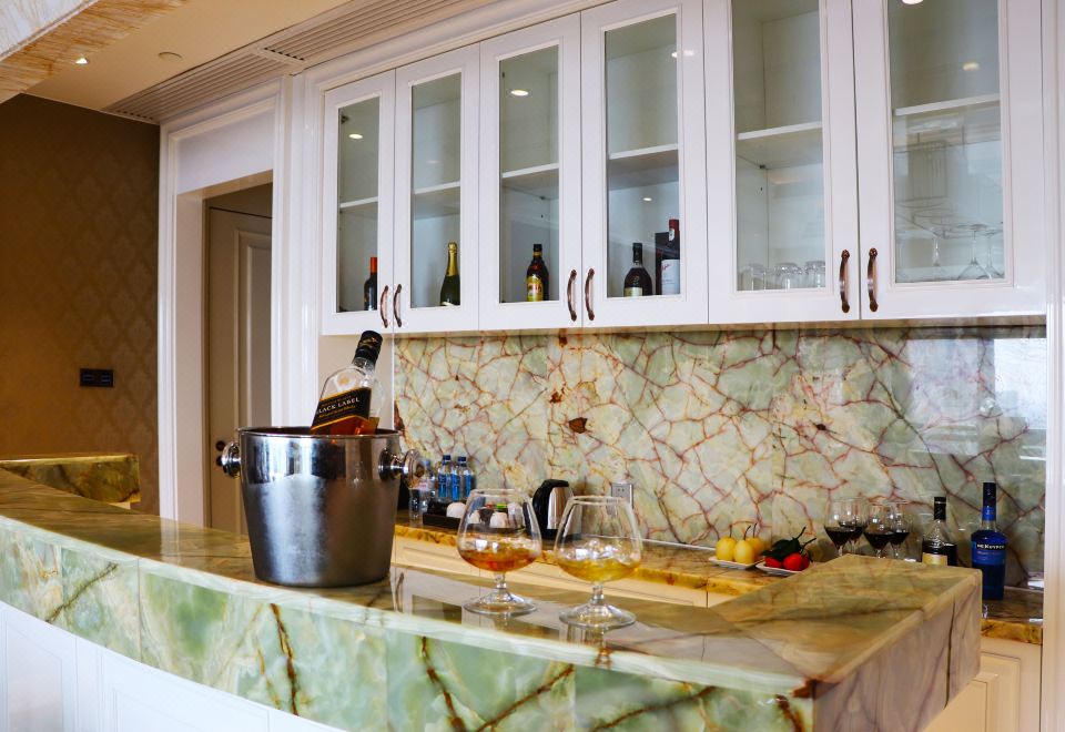 尊雅套房一房二厅（带厨酒吧+乾湿蒸+按摩床+180度江景+麻将房）