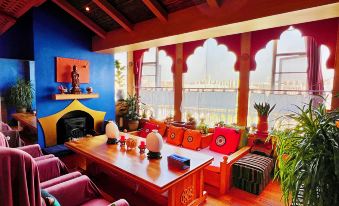 Artistic serendipity house on Dianchi Lake
