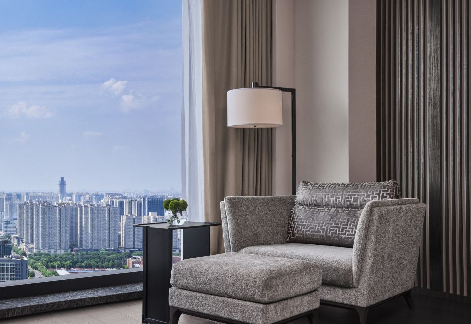 行政大床房| 云端静谧舒享商务办公