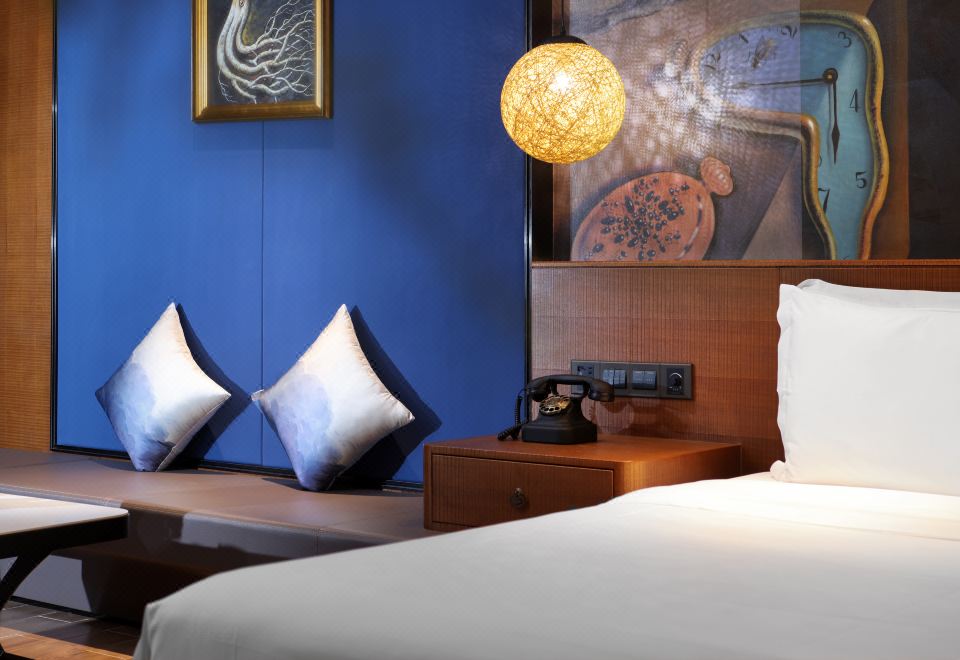 豪华艺术湖景大床房（艺术主题+全景落地窗）