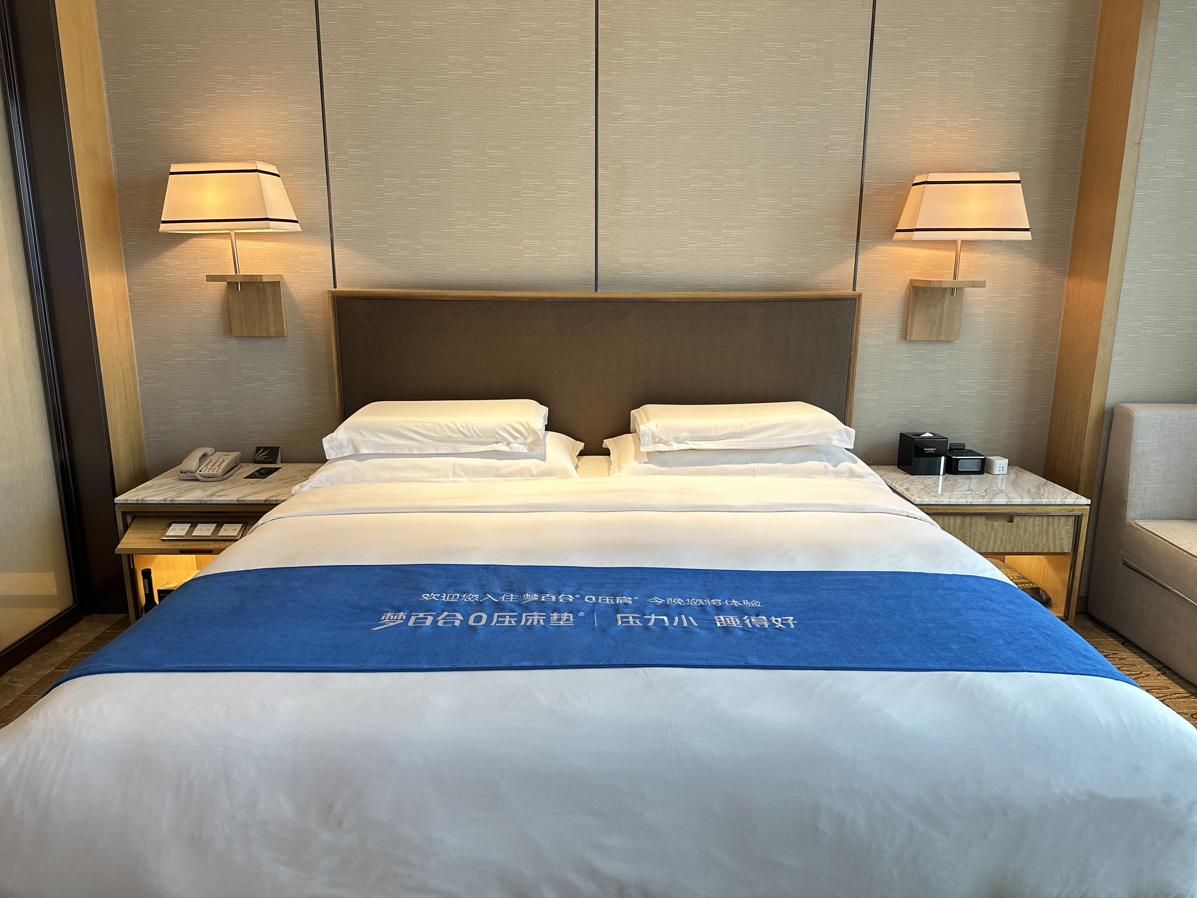 0壓舒睡?高級大床房|助眠床墊|記憶枕頭