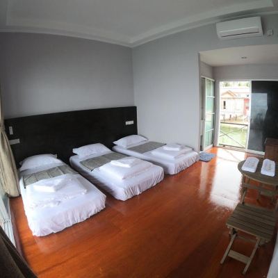 Seaview Triple Room with Aircond and Private Bathroom （without boat transfer) Kupon Mabul Backpackers