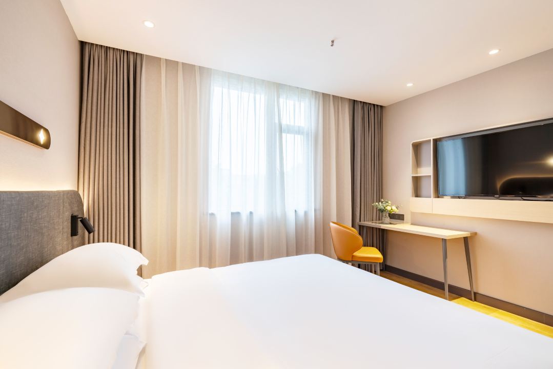 Elong Me Anlai Hotel (Yangzhou Jiangdu Golden Eagle Plaza Wenchang East Road)商务大床房「安享阳光+敞亮大空间+可投屏电视」