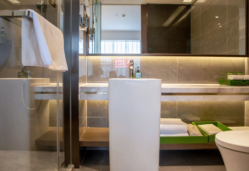 金悦家庭房-舒睡伸展（大床+双人梳化床-乳胶床垫）