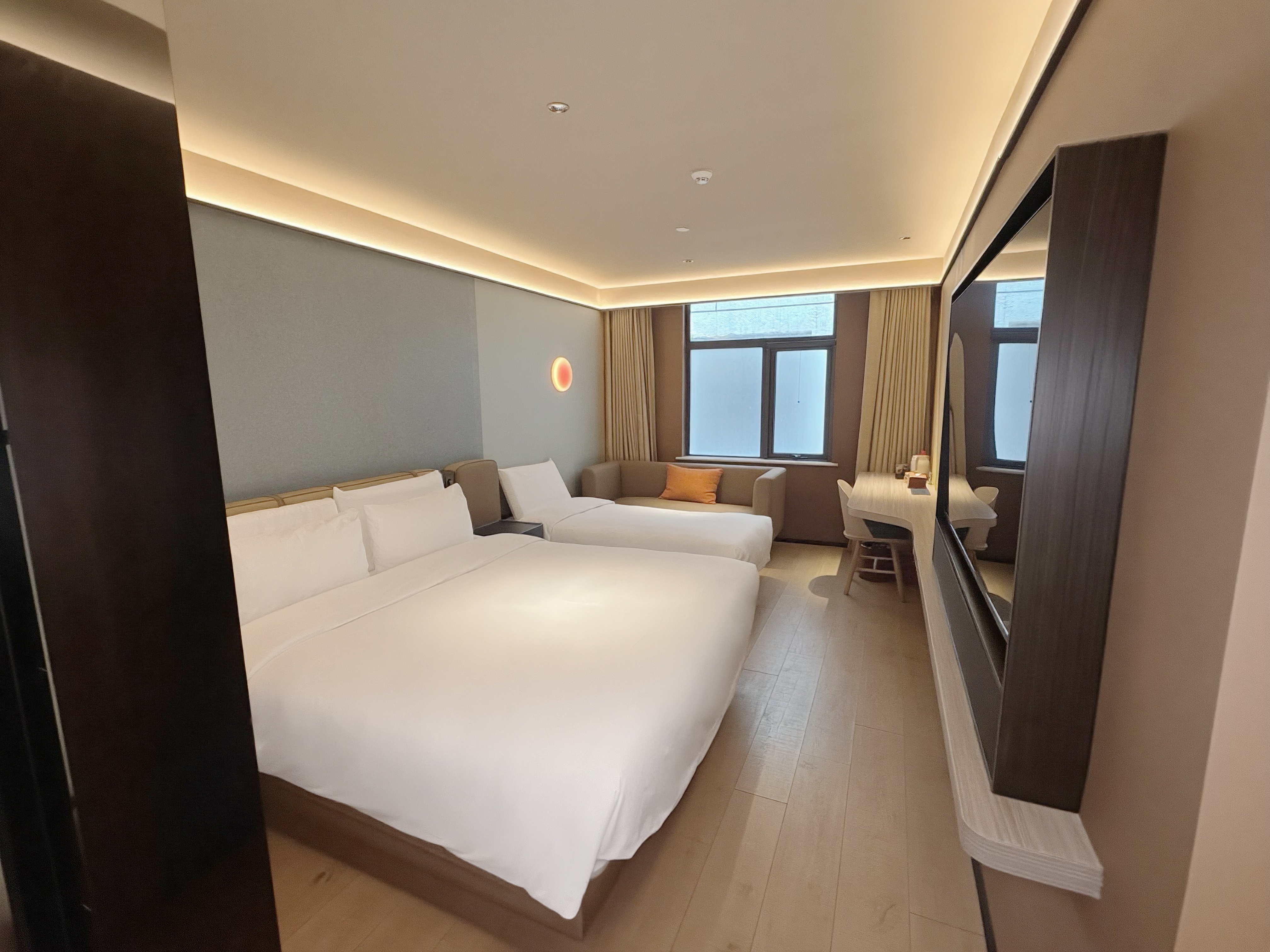 亲子房（65寸投屏电视＋冰箱+好眠床垫）