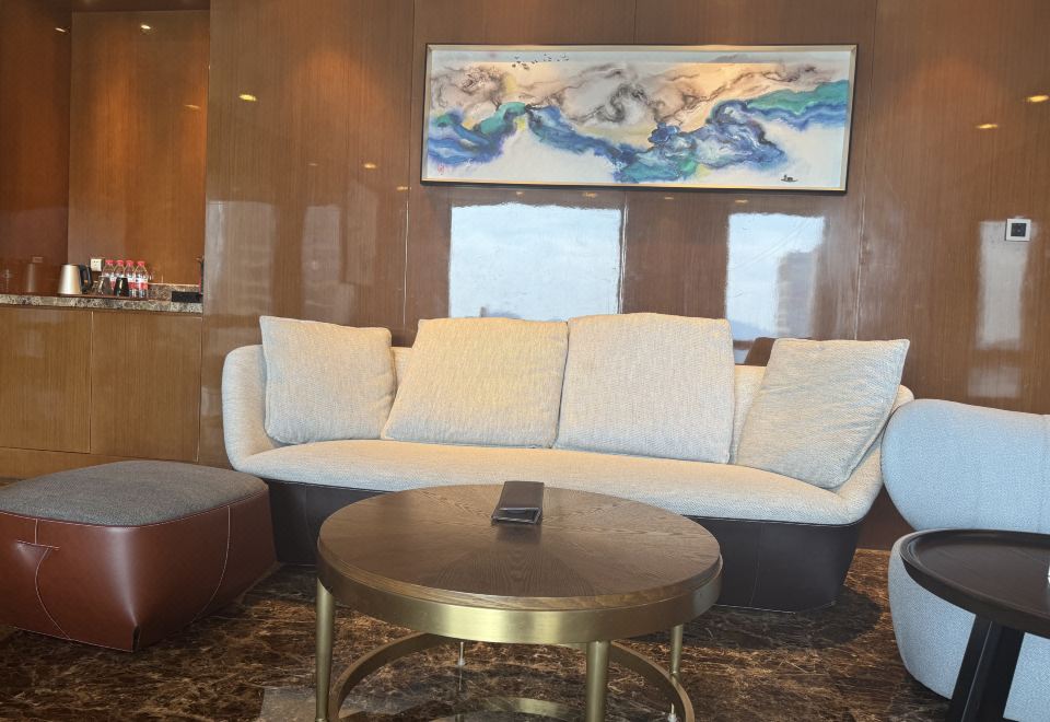 Grand Kingtown Hotel WuxiDeluxe Side Lake-View Hypoallergenic Suite (Acca Kappa Bath Products) With Smart Toilet