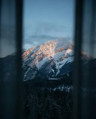 Luxury Mountain View Hot Spring Resort (Private Oxygen Spa Hotel at the Foot of the Snowy Mountain)