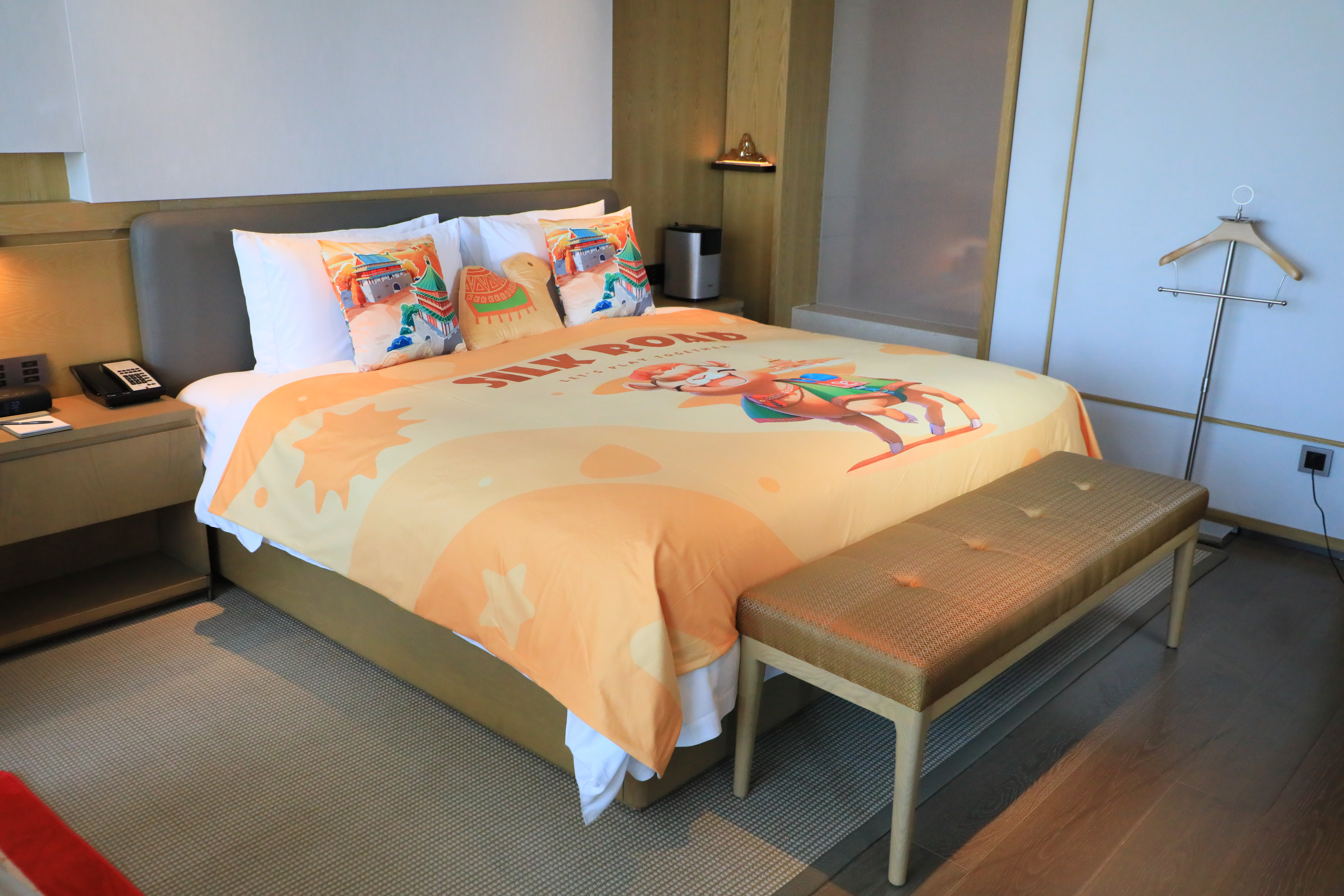 丝绸之路主题湖景亲子房