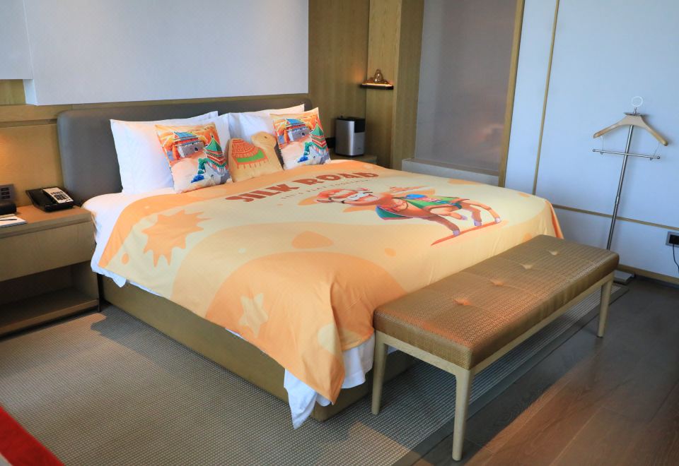 丝绸之路主题湖景亲子房