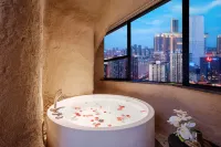 Qianhe Zhixuan High-View Hotel (Jiefangbei Hongyadong)