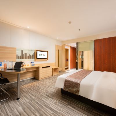 城市尊享大床房（高層獨立觀景陽台） 城市萬宜飯店（深圳國際會展中心沙井店）優惠