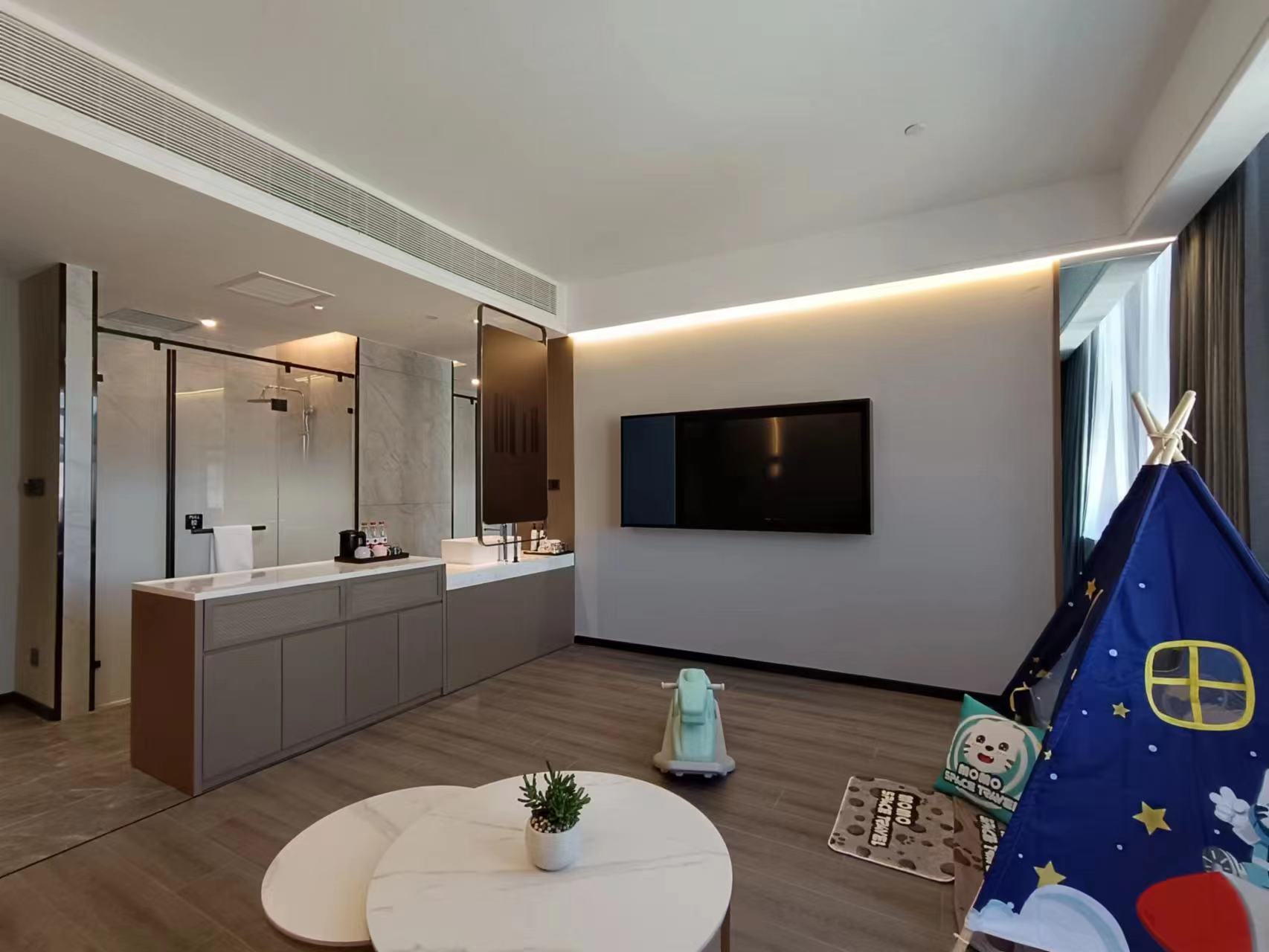 MOMO亲子套房（智能投屏+小冰箱+金可儿床垫+Acca Kappa洗护用品）