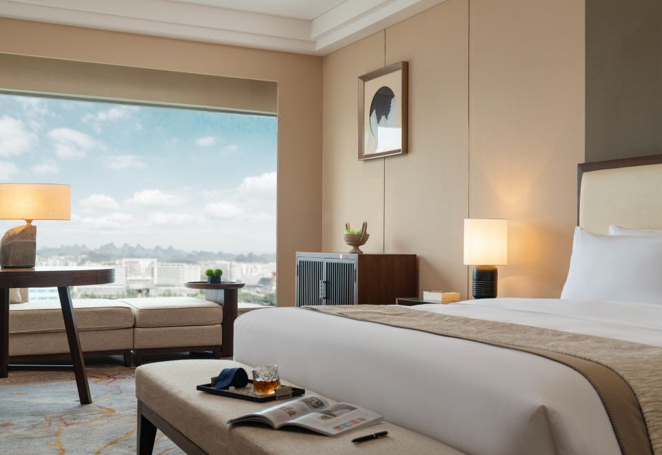 行政景观大床房丨落地窗赏喀斯特千峯+大浴缸+甜梦之床