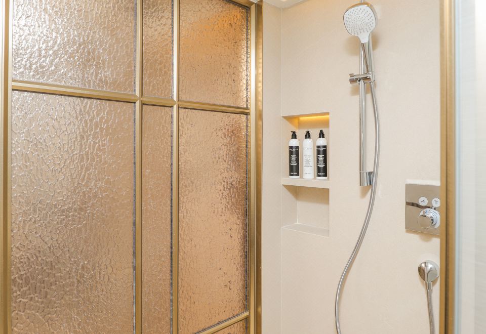 金陵楼逸致豪华双床房-焕新设计，畅享舒适