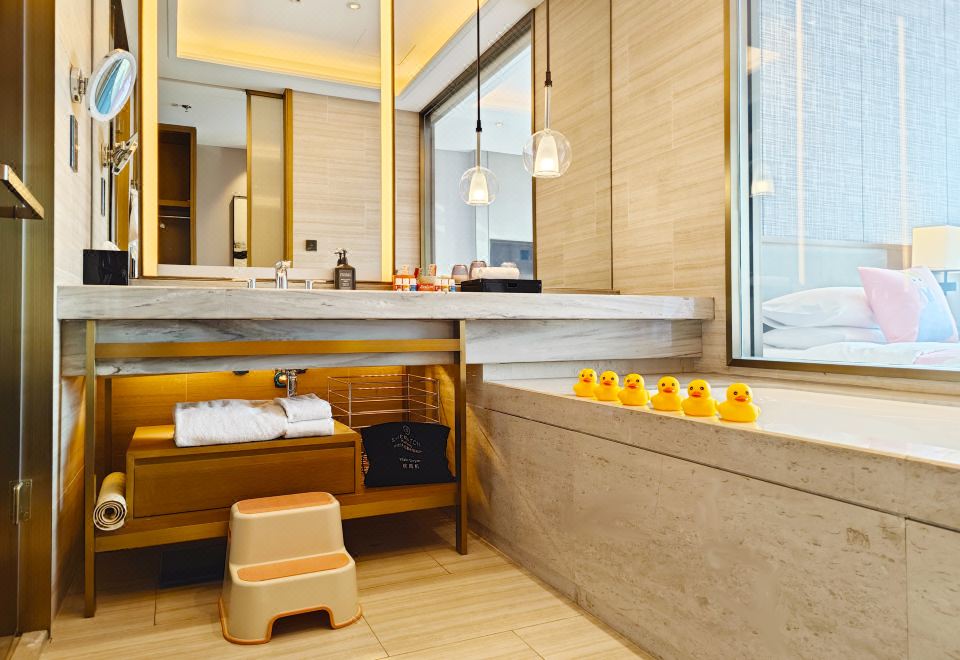 Sheraton Hotel KaifengFamily-friendly 2-bed Room