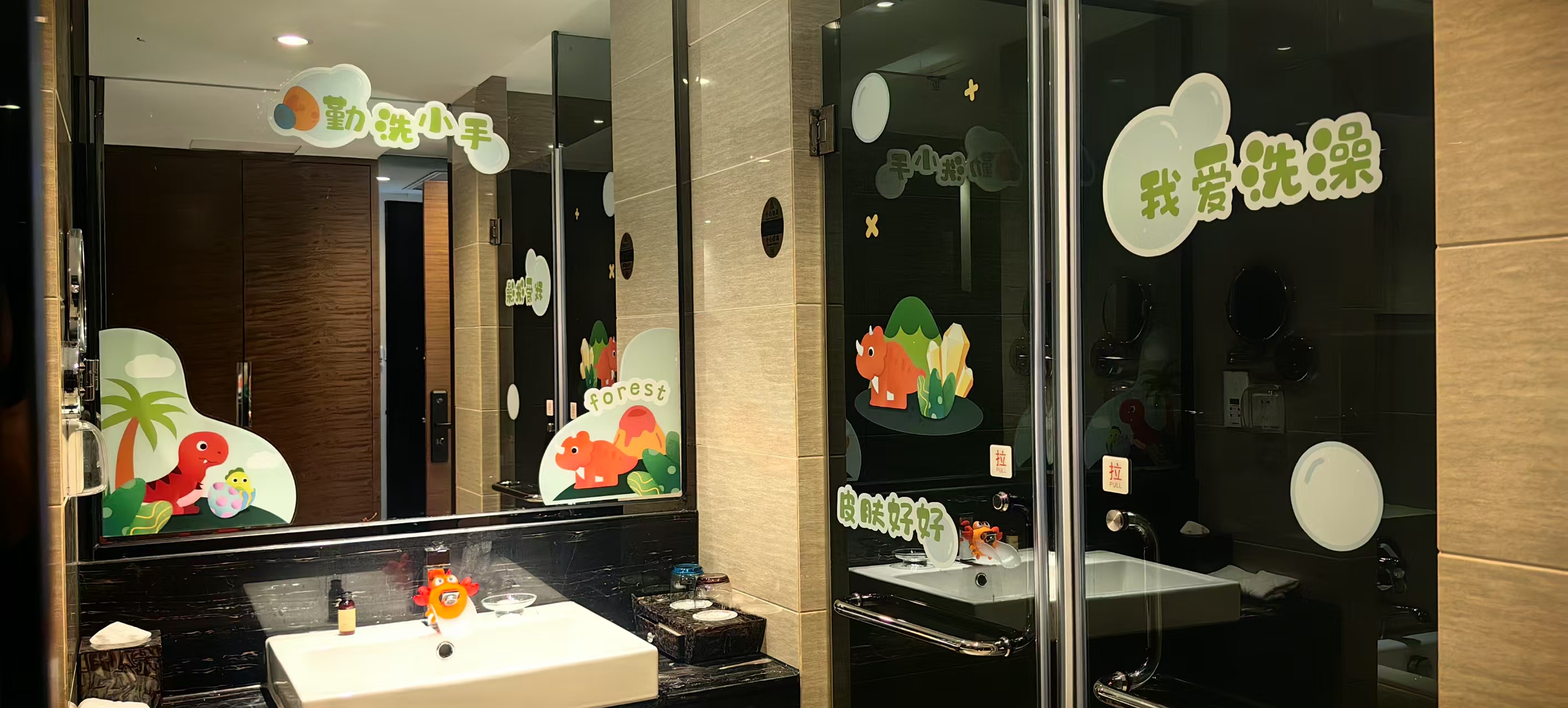 户外自然风景亲子双床房