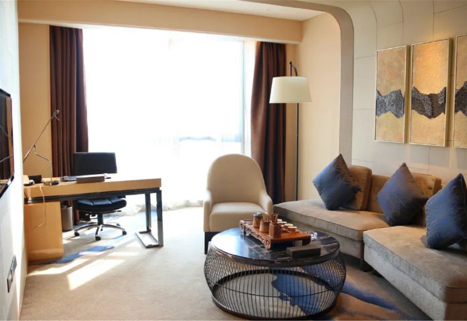 家庭親子套房（步入式衣帽間+獨立客廳）