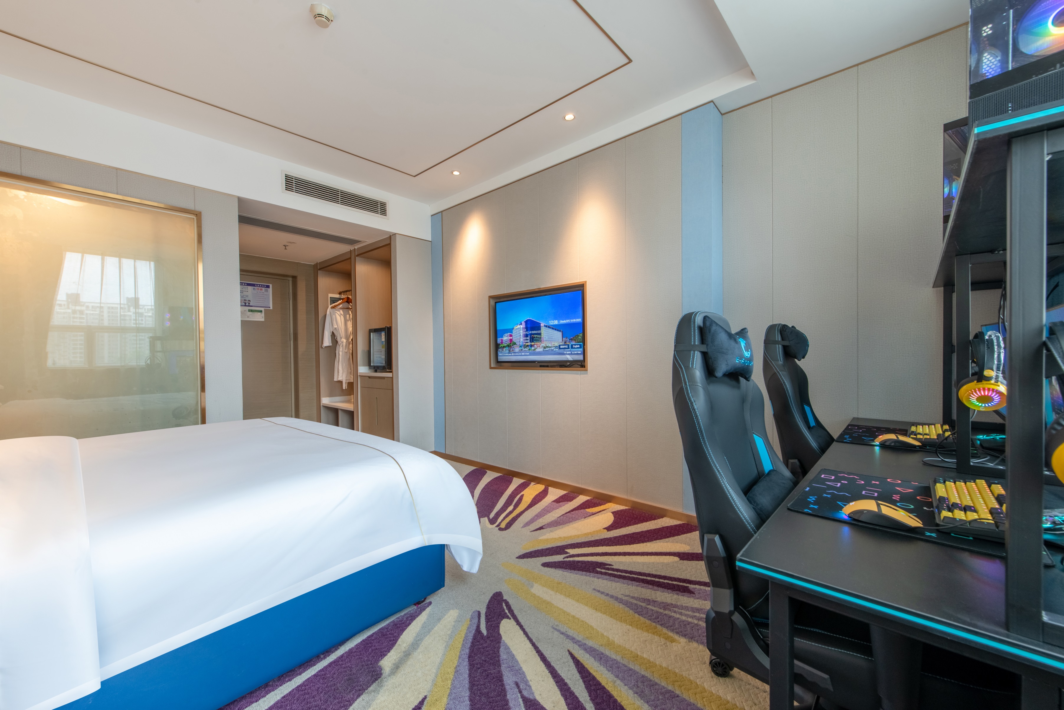 「荣耀」电竞大床房丨RTX5060+13490F+2K240HZ+32G+冰箱