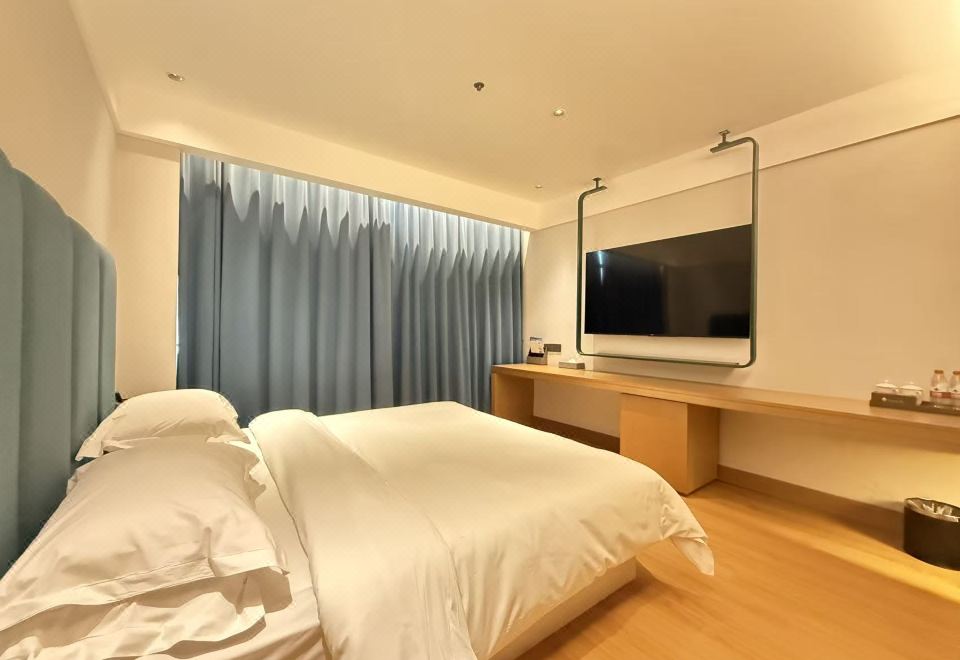 商务舒适大床房 （65寸高清投屏）