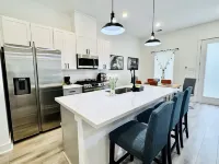 Modern getaway near downtown and airport Hotele w: 