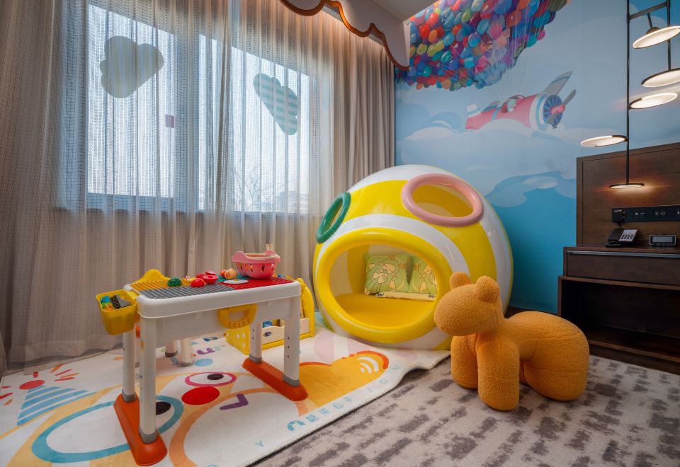 糖果飞屋主题大床房（鱼嘴小屋丨玩具桌丨浴缸）