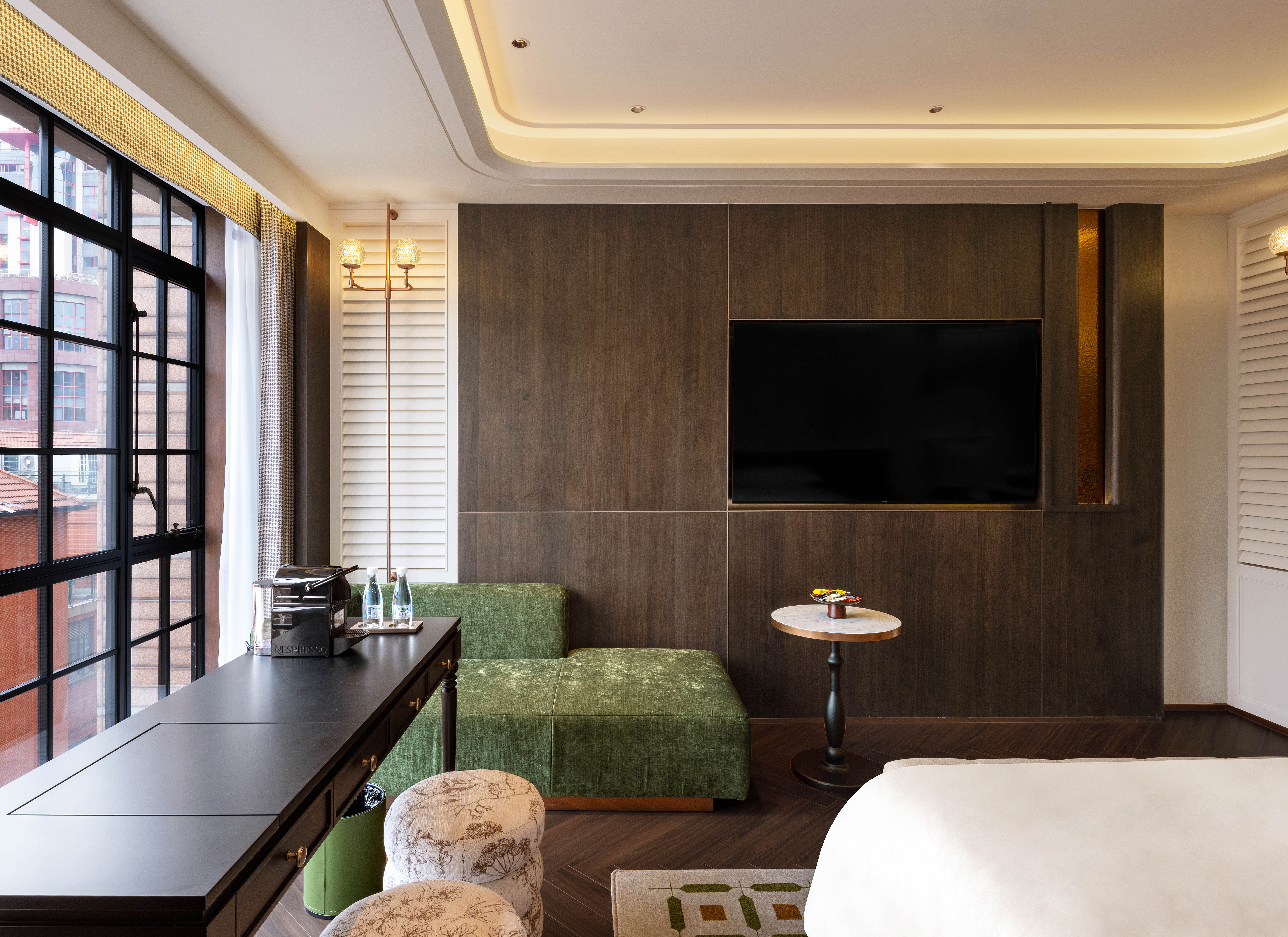 Century Clock Tower Shanghai Modern View Tub Double Bed Room