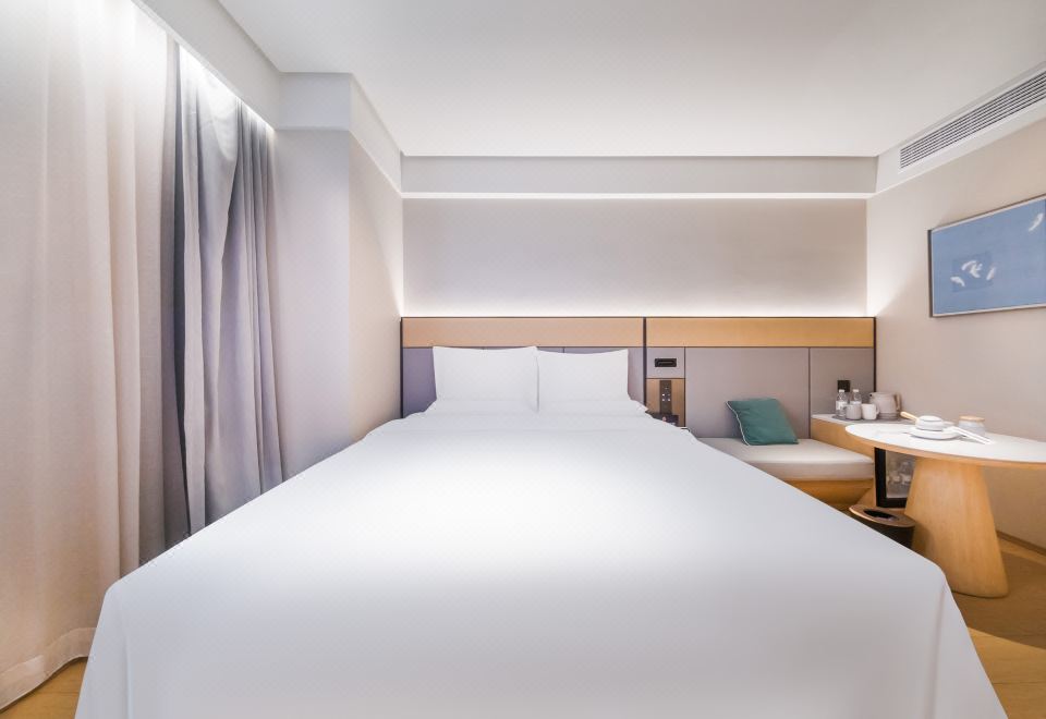 大床房内景窗（65寸智能可投屏电视+小冰箱）