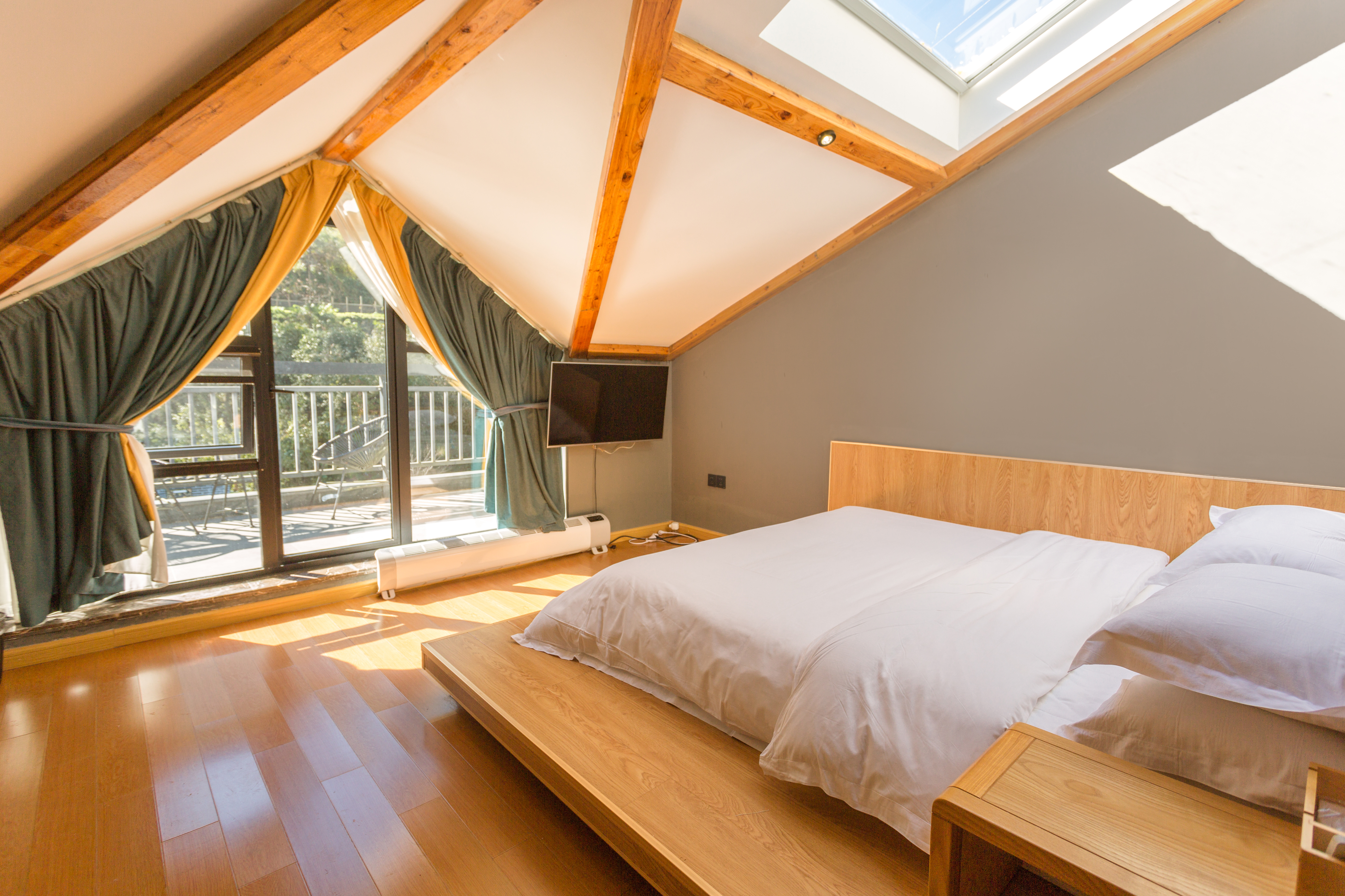 拾青简约阳台大床房