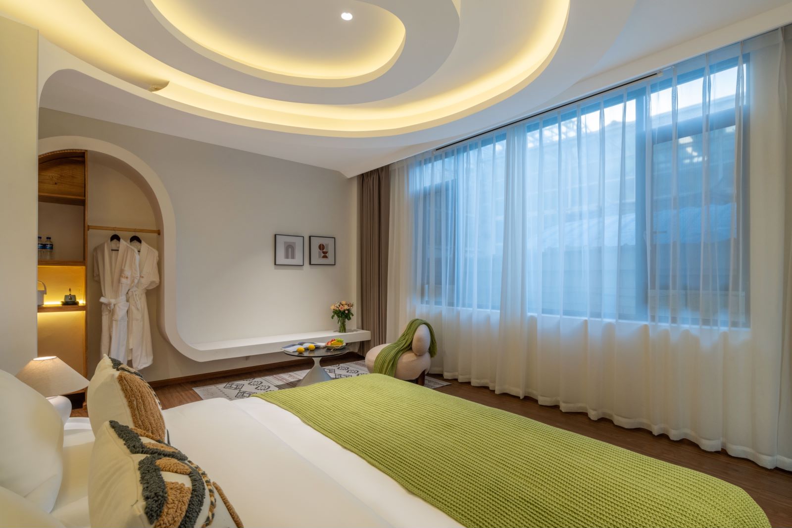 Queen Room With Audio-visual Equipments