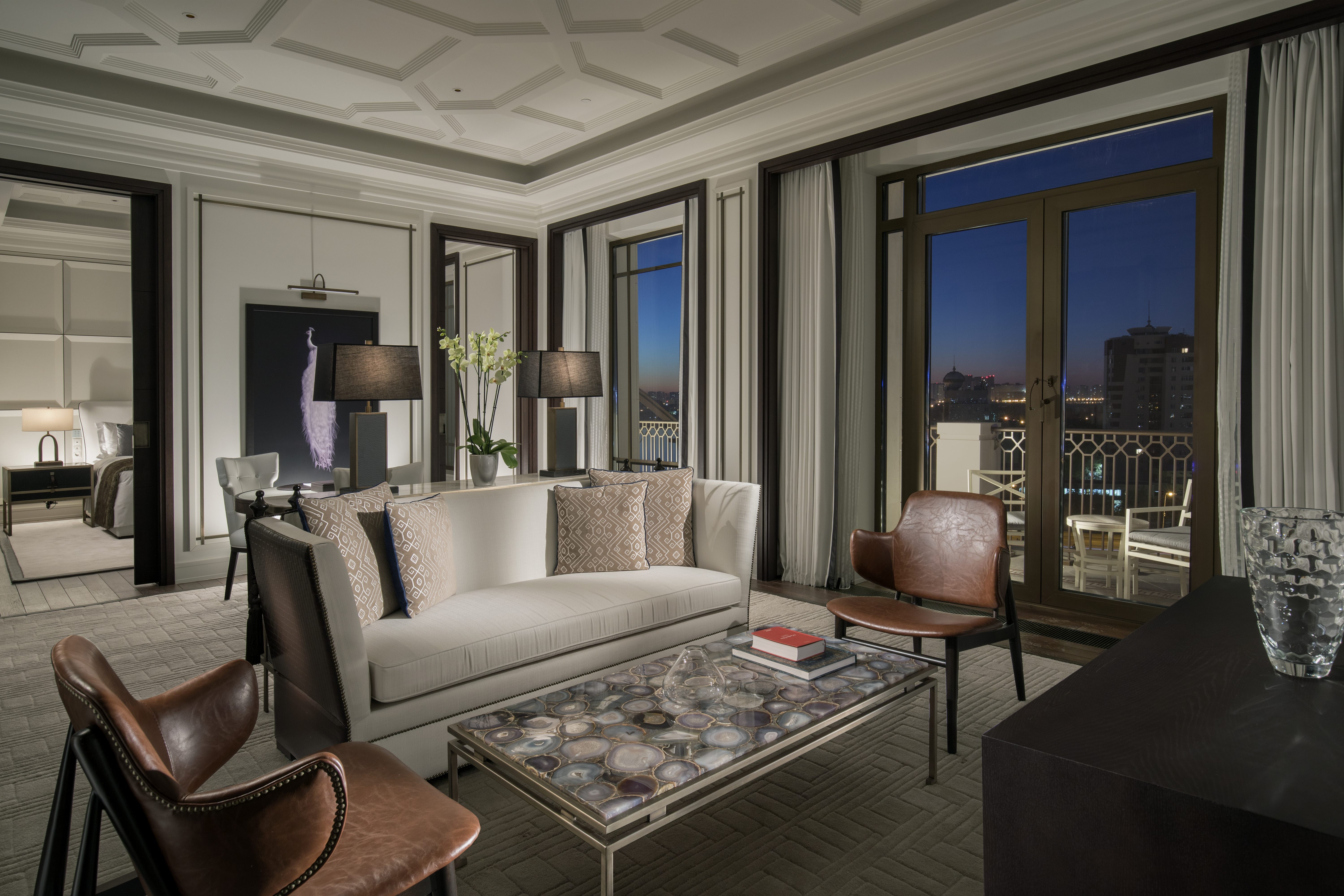 大使套房， 1 卧室套房， 1 张特大床， 阳台