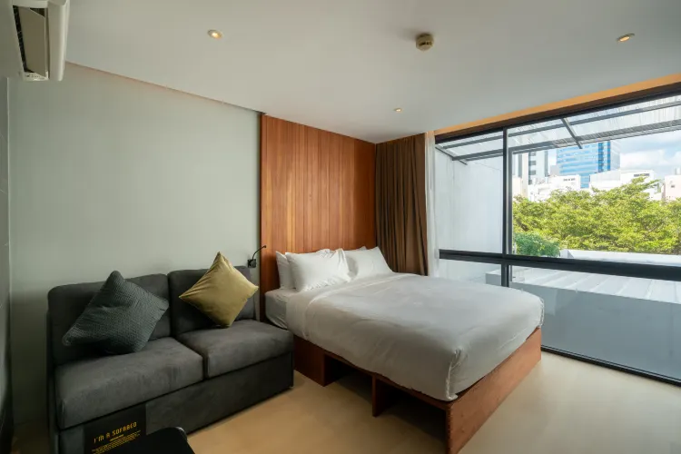 Deluxe King Room 04