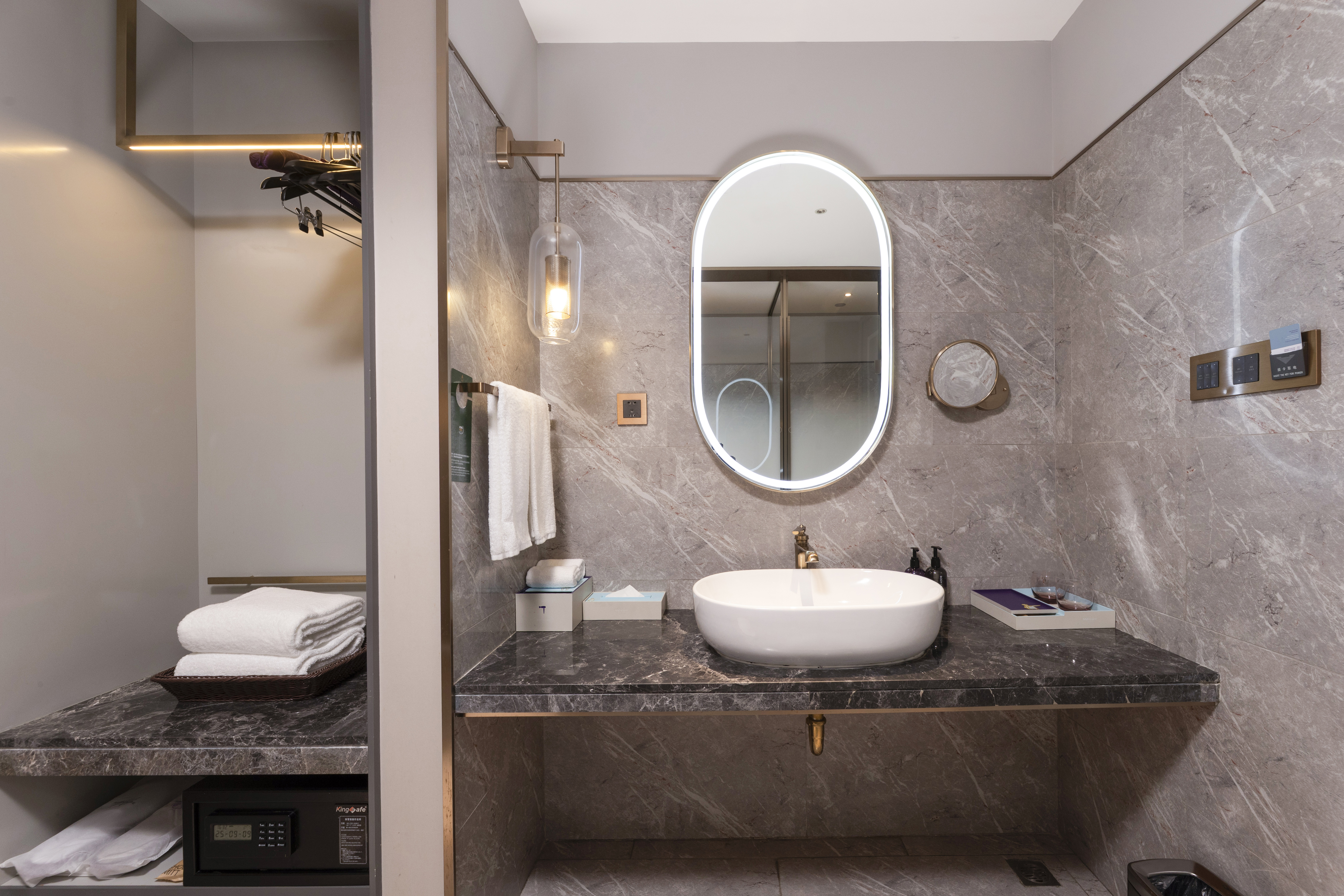 豪华大床房（落地窗+小冰箱+投屏电视）