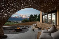 VENTO · Sunlit Golden Peak Lake View Vacation Hotel Hoteles en 