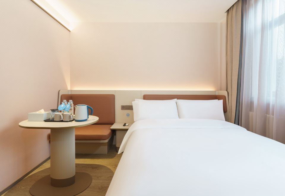 高级大床房（软包沙发+手机投屏）