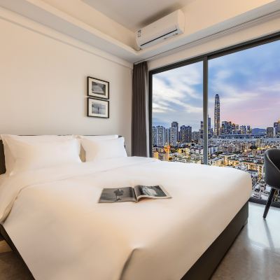 豪華大床房（觀景陽台+洗衣機+冰箱+零壓床墊+記憶枕） 楓雨國際公寓（深圳福田華強北地鐵站店）優惠