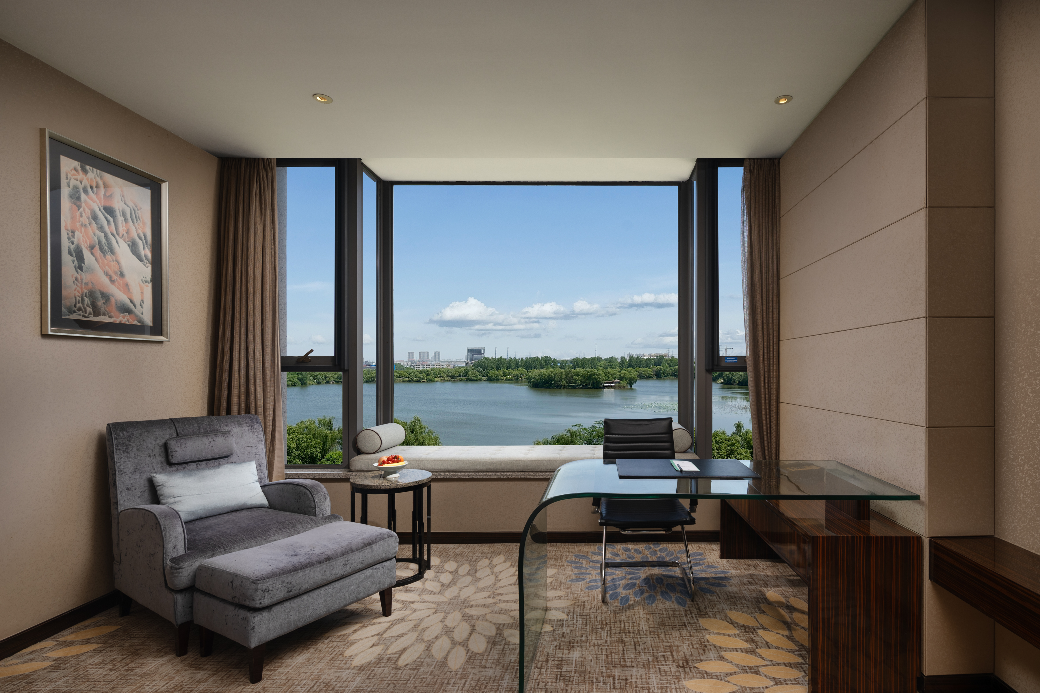 豪华湖景大床房