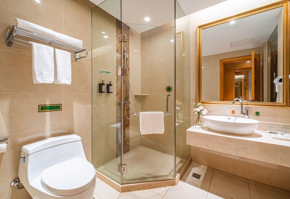 行政大床房（茶几+沙发+旋转电视柜）